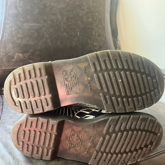 Dr. Martens 1460 Egret Playing Card boot, UK 5/US women’s 7.  LIKE NEW! - Picture 3 of 10